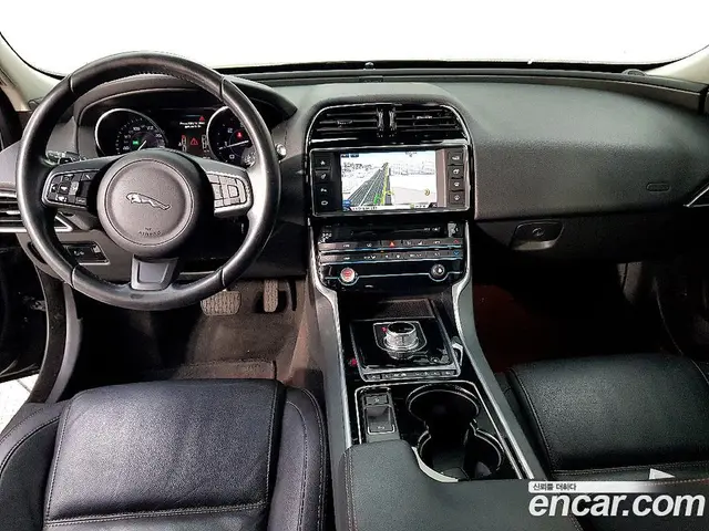 Jaguar XE 2016 2.0 автомат (гидро), миниатюра 5 Jaguar XE 2016 2.0 автомат (гидро), миниатюра 5