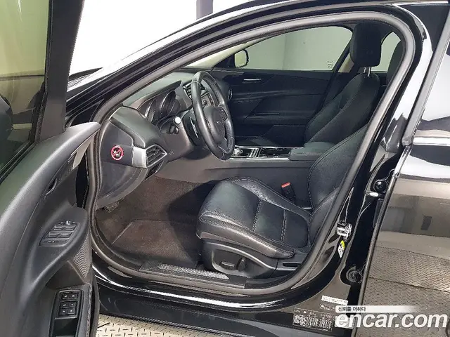 Jaguar XE 2016 2.0 автомат (гидро), миниатюра 8 Jaguar XE 2016 2.0 автомат (гидро), миниатюра 8