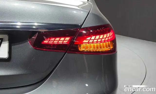 Mercedes-Benz E-Class 2022 2.0 гидро, миниатюра 9