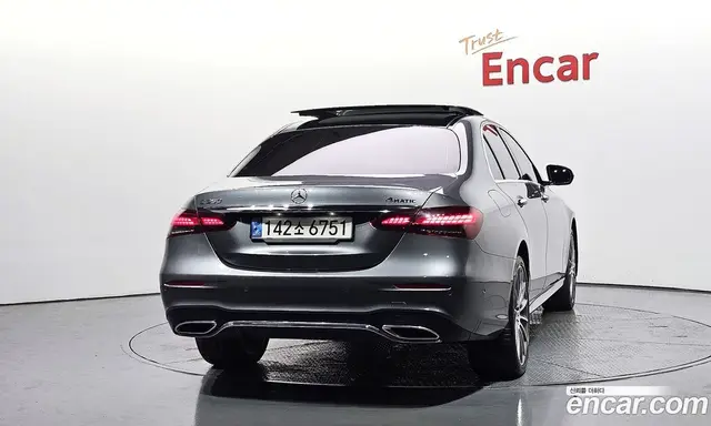 Mercedes-Benz E-Class 2022 2.0 гидро, миниатюра 4