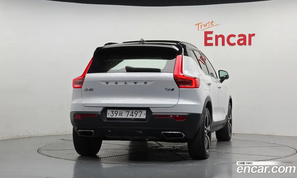 Volvo XC40 2019 2.0 автомат (гидро), фото 4