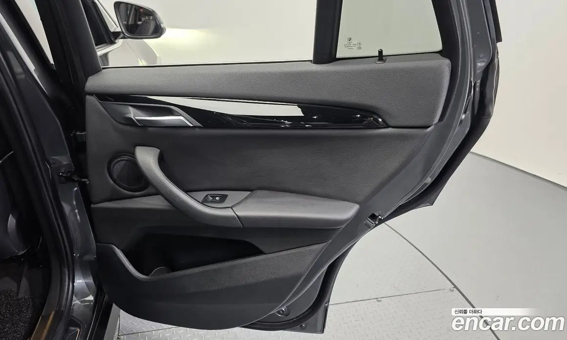 BMW X1 2018 2.0 автомат (гидро), фото 15