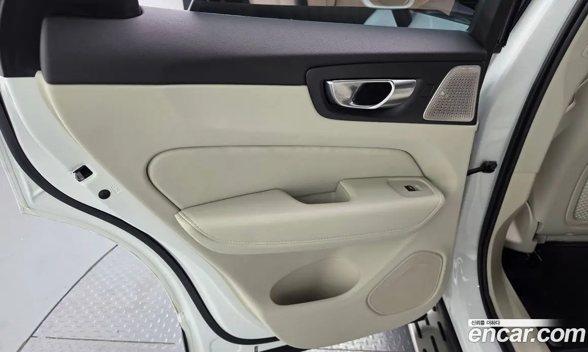 Volvo XC60 2025 2.0 автомат (гидро), фото 14