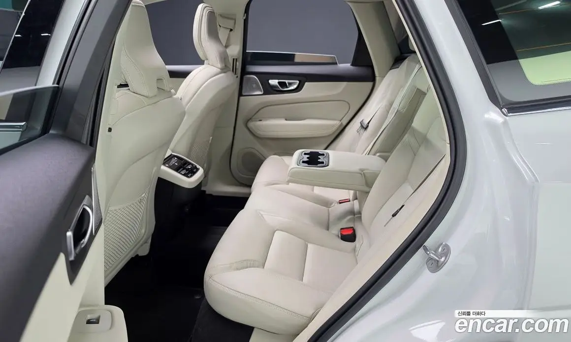 Volvo XC60 2025 2.0 автомат (гидро), фото 16