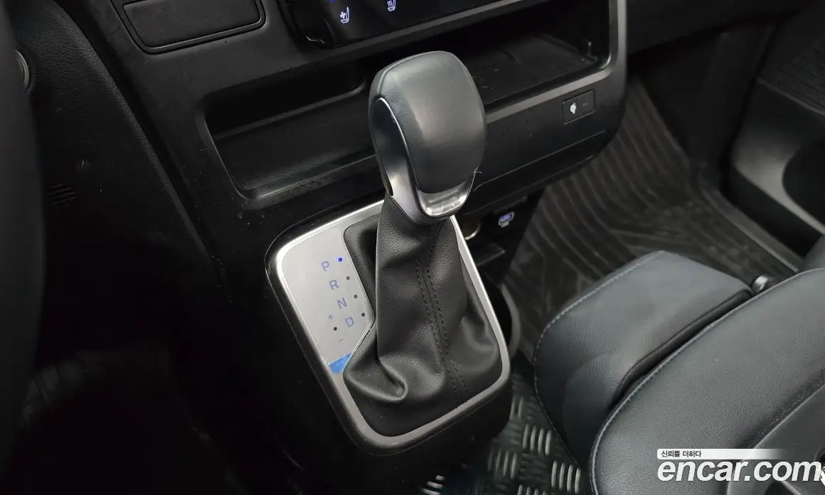 Hyundai Staria 2025 2.2 автомат (гидро), фото 11