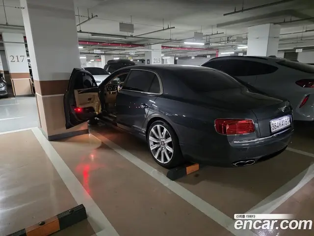 Bentley Flying Spur 2018 4.0 автомат (гидро), миниатюра 2