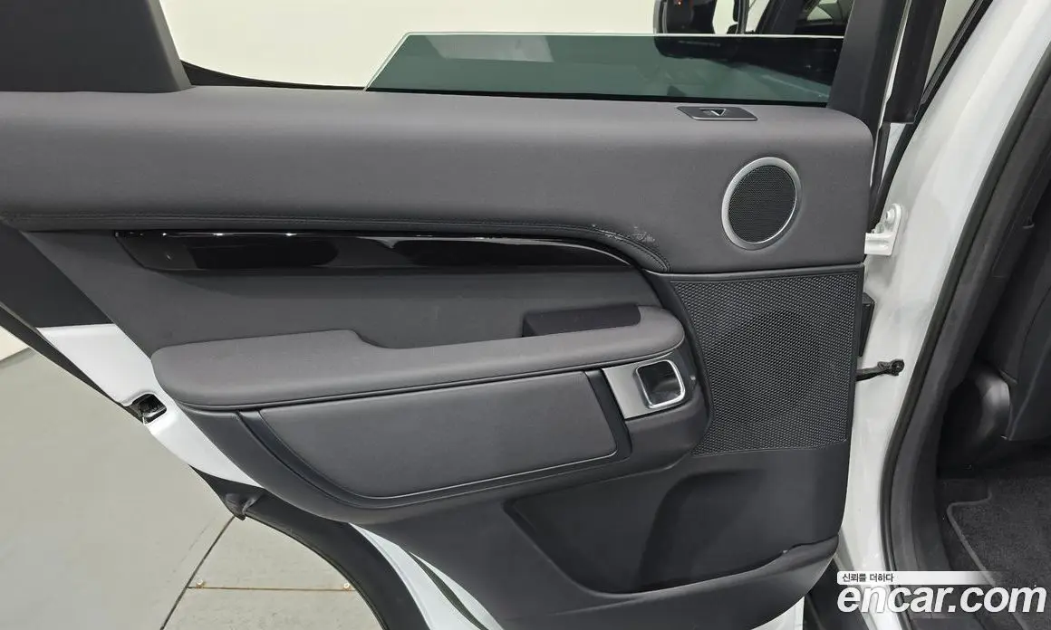 Land Rover Discovery 2023 3.0 автомат (гидро), фото 15