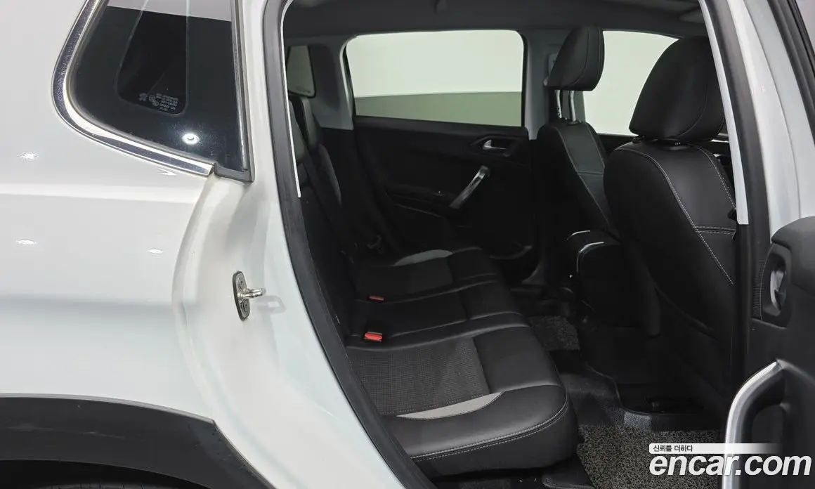 Peugeot 2008 2017 1.6 автомат (гидро), фото 11