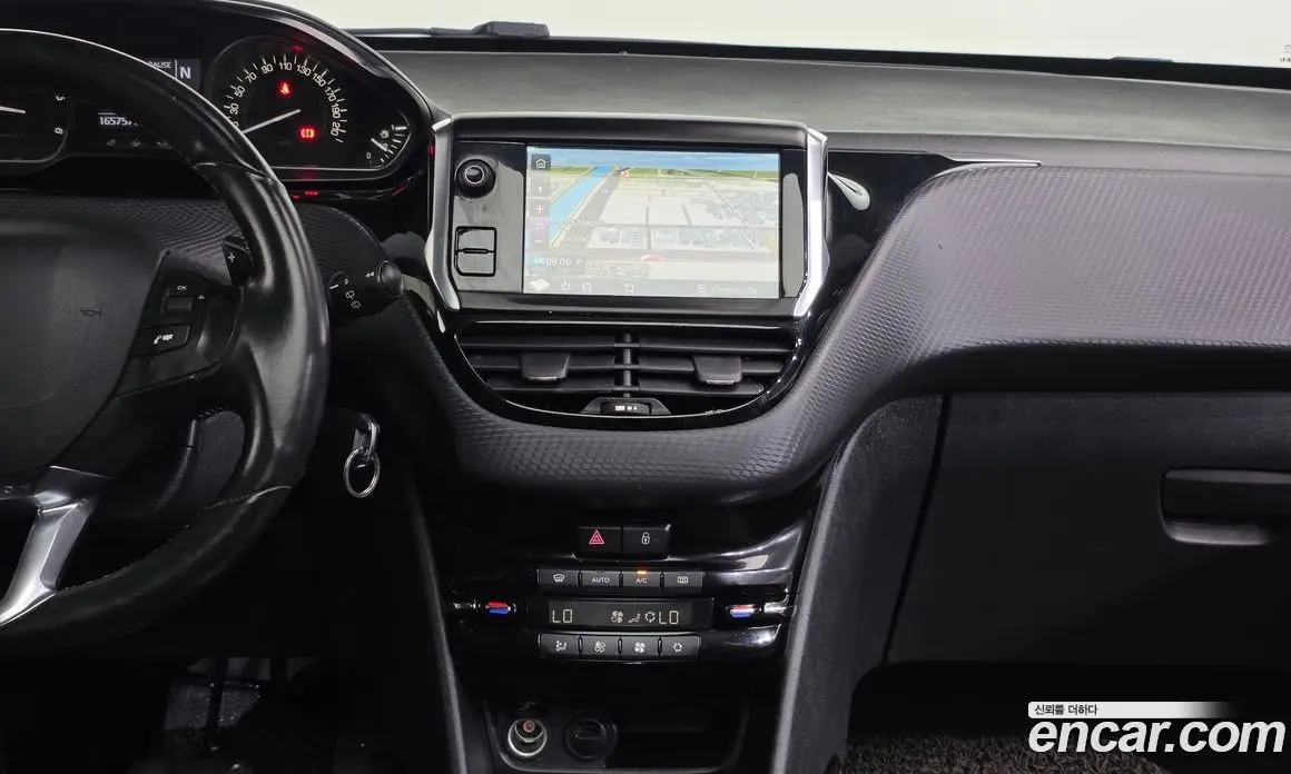 Peugeot 2008 2017 1.6 автомат (гидро), фото 12
