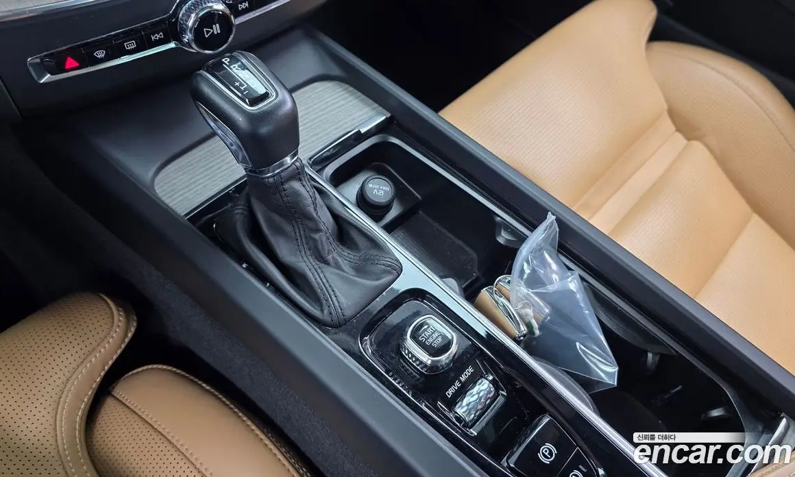 Volvo XC60 2018 2.0 автомат (гидро), фото 11
