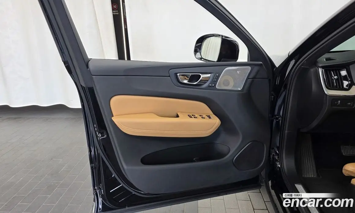 Volvo XC60 2018 2.0 автомат (гидро), фото 13