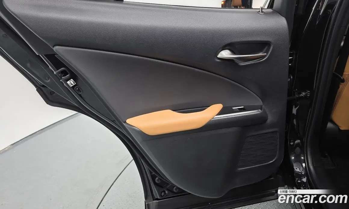 Lexus UX 2024 2.0 автомат (гидро), фото 15