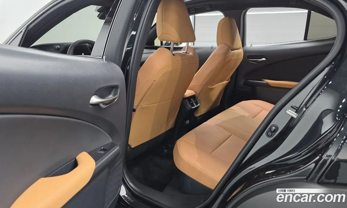 Lexus UX 2024 2.0 автомат (гидро), фото 16