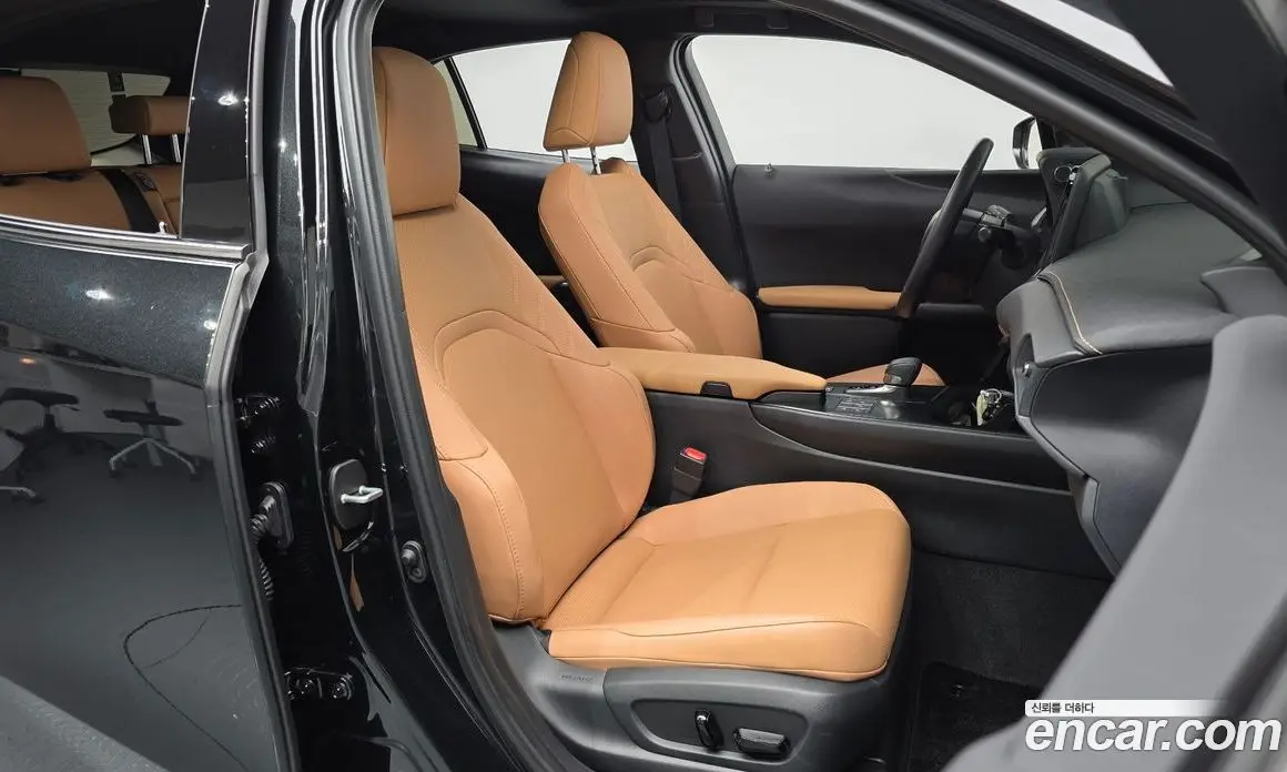 Lexus UX 2024 2.0 автомат (гидро), фото 18