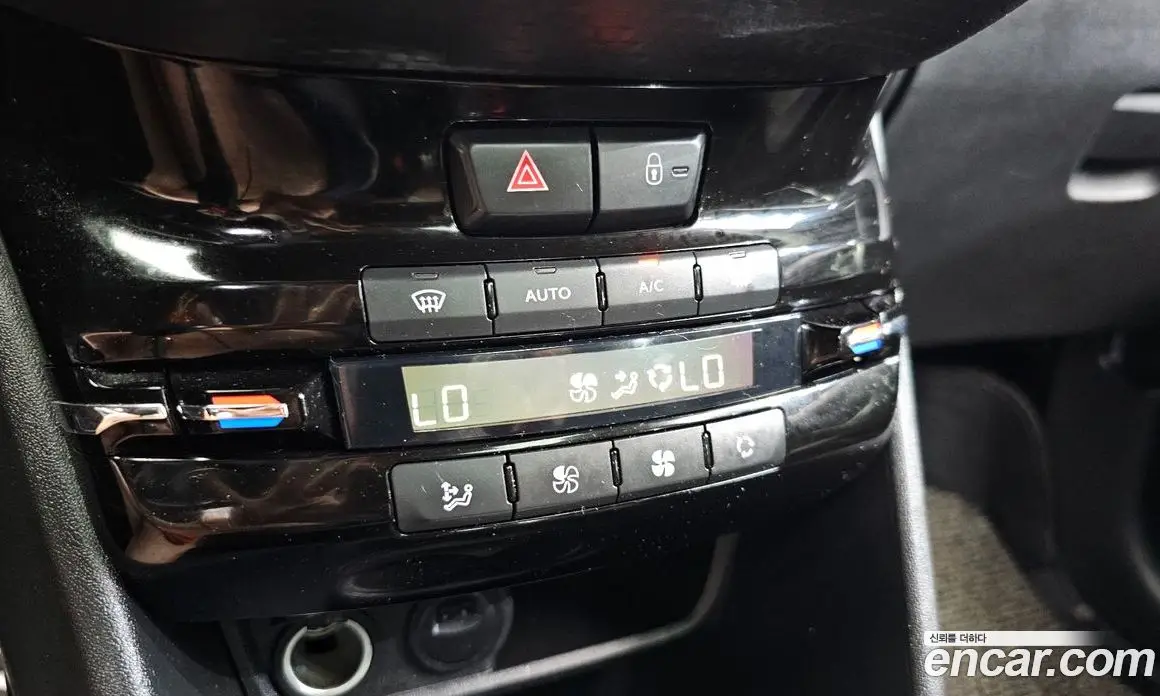 Peugeot 2008 2017 1.6 автомат (гидро), фото 16