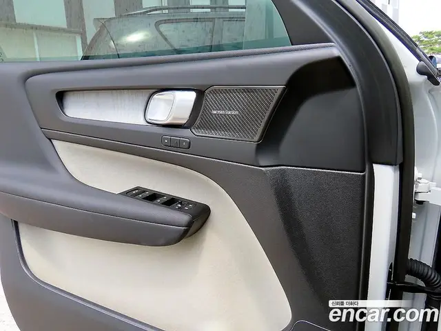 Volvo XC40 2022 2.0 автомат (гидро), миниатюра 11
