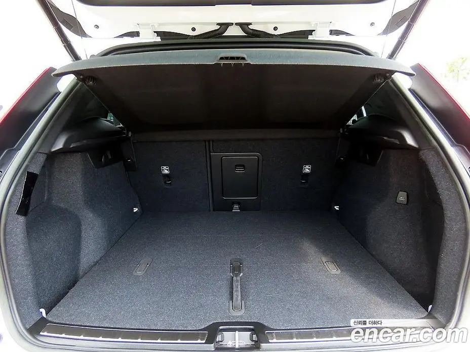Volvo XC40 2022 2.0 автомат (гидро), фото 17