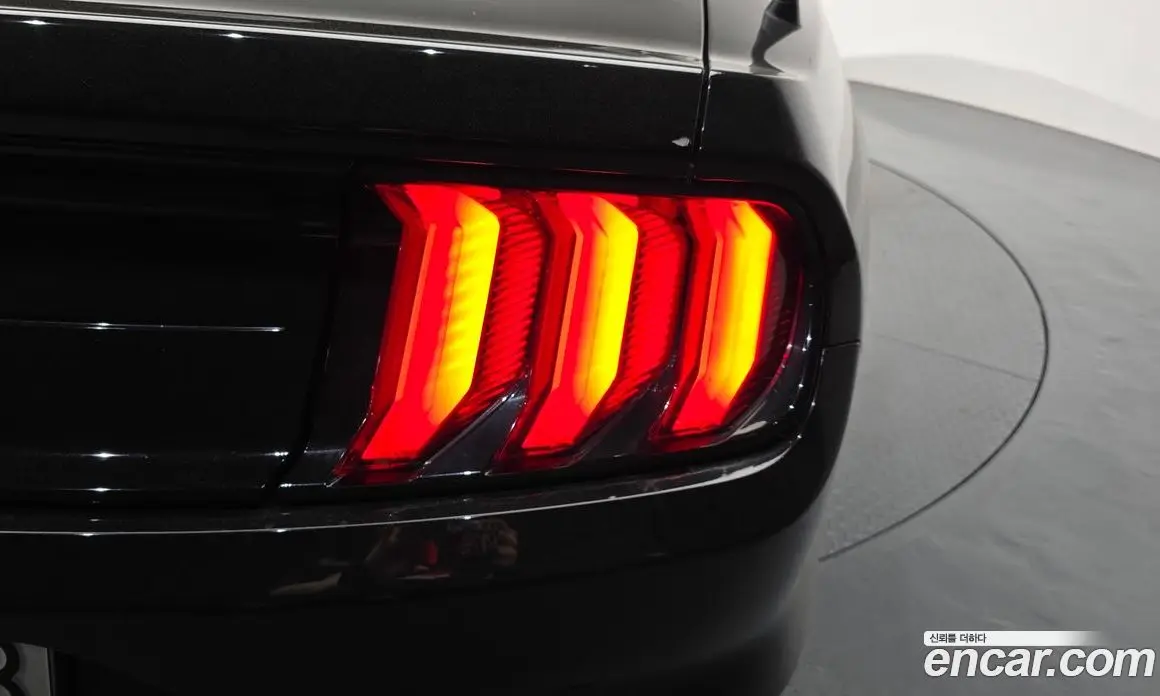 Ford Mustang 2018 2.3 автомат (гидро), фото 9