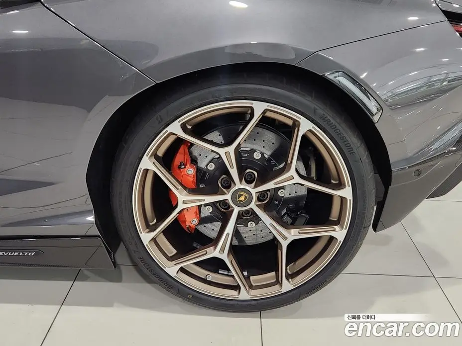 Lamborghini Revuelto 2025 6.5 автомат (гидро), фото 5 Lamborghini Revuelto 2025 6.5 автомат (гидро), фото 5