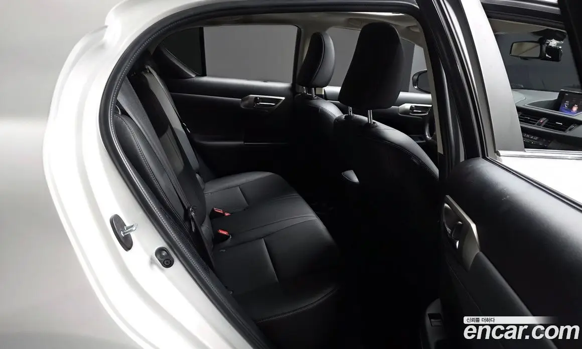 Lexus CT200h 2017 1.8 автомат (гидро), фото 12 Lexus CT200h 2017 1.8 автомат (гидро), фото 12