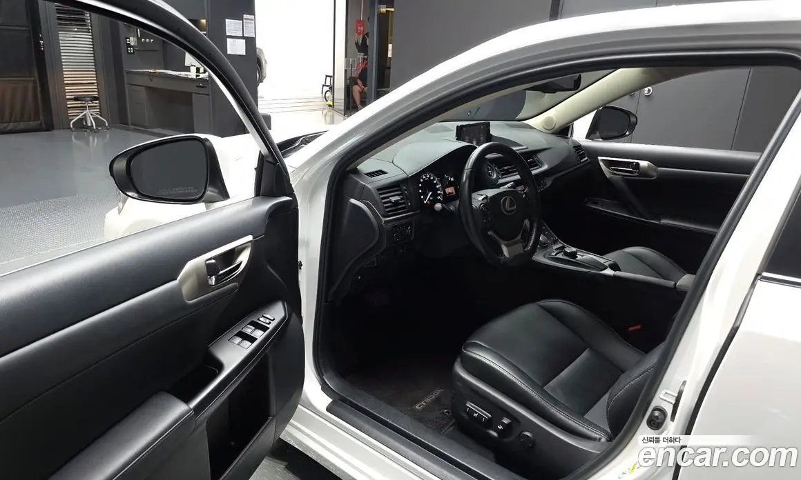 Lexus CT200h 2017 1.8 автомат (гидро), фото 10 Lexus CT200h 2017 1.8 автомат (гидро), фото 10