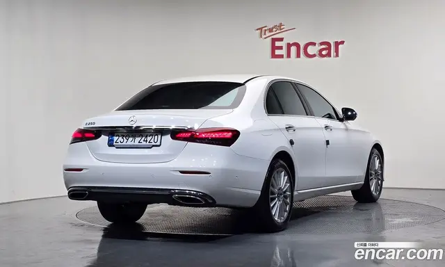 Mercedes-Benz E-Class 2023 2.0 гидро, миниатюра 2