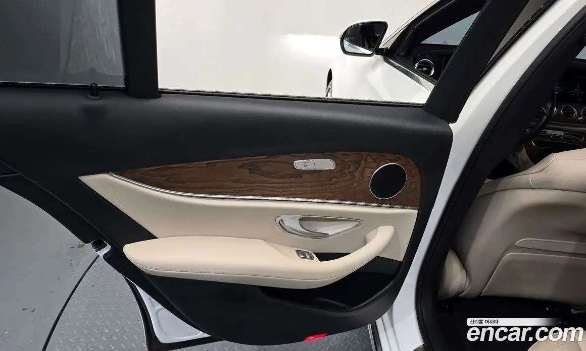 Mercedes-Benz E-Class 2023 2.0 гидро, фото 15
