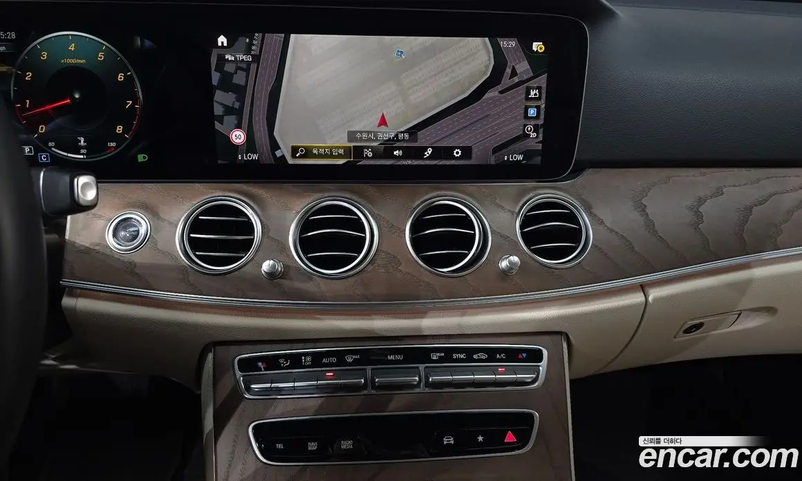 Mercedes-Benz E-Class 2023 2.0 гидро, фото 18