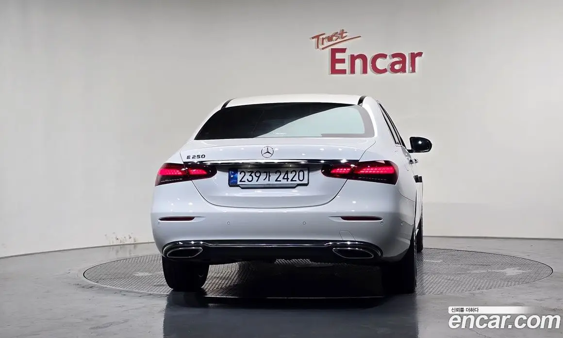 Mercedes-Benz E-Class 2023 2.0 гидро, фото 4