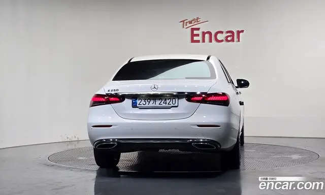 Mercedes-Benz E-Class 2023 2.0 гидро, миниатюра 4