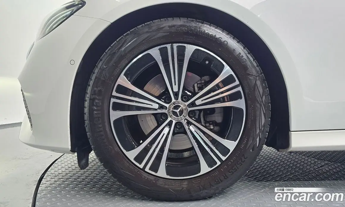 Mercedes-Benz E-Class 2024 2.0 гидро, фото 5