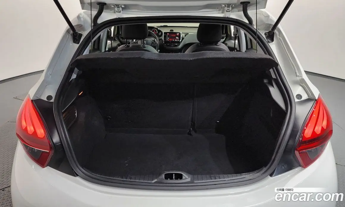 Peugeot 208 2018 1.6 автомат (гидро), фото 26