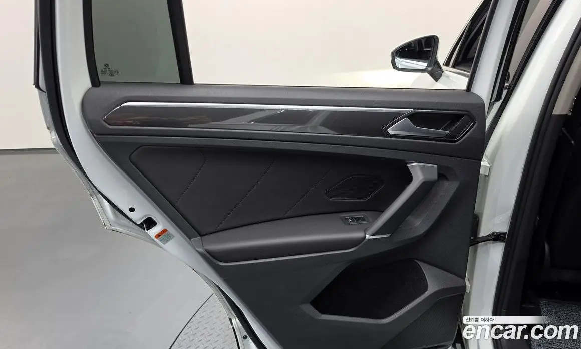 Volkswagen Tiguan 2018 2.0 автомат (гидро), фото 15