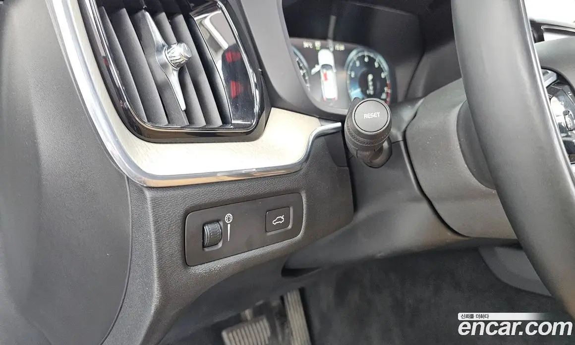 Volvo XC60 2019 2.0 автомат (гидро), фото 29