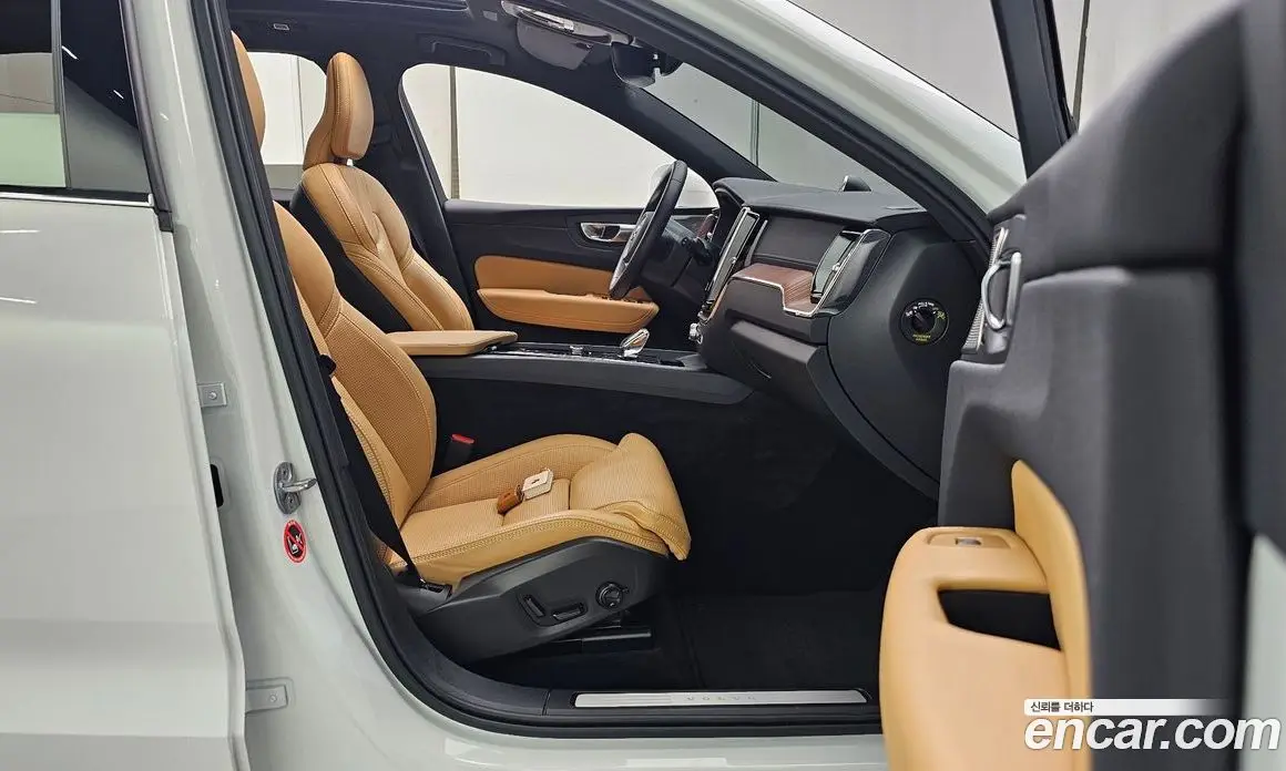 Volvo XC60 2023 2.0 автомат (гидро), фото 16