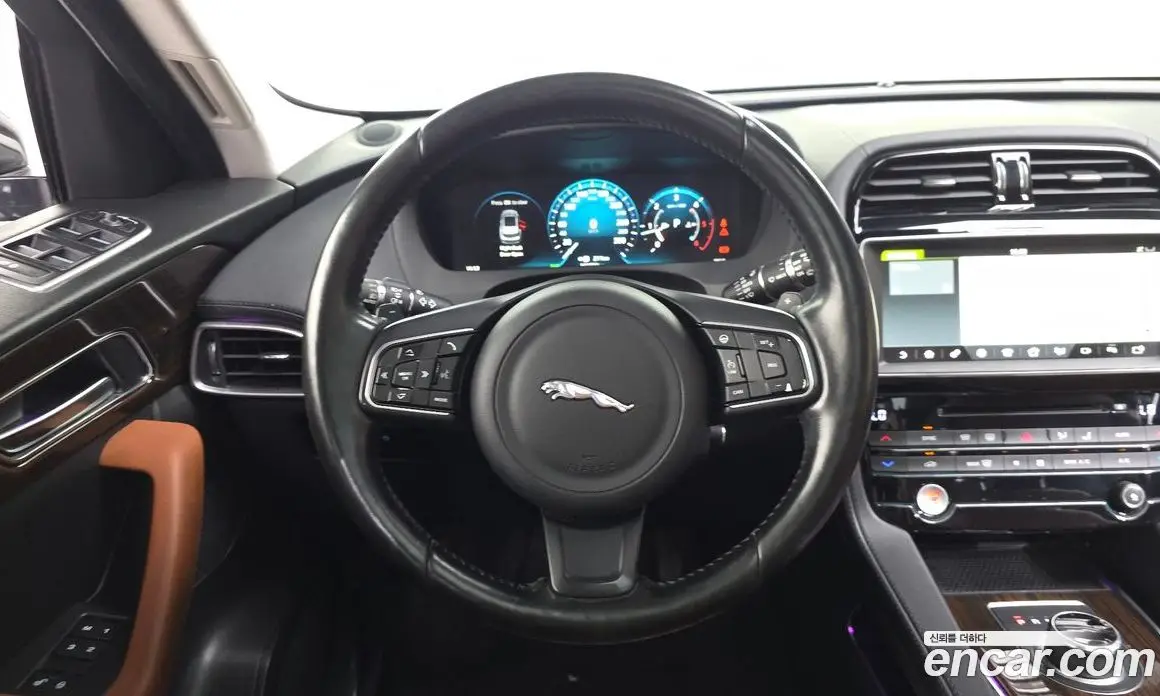Jaguar F-Pace 2016 2.0 автомат (гидро), фото 13 Jaguar F-Pace 2016 2.0 автомат (гидро), фото 13