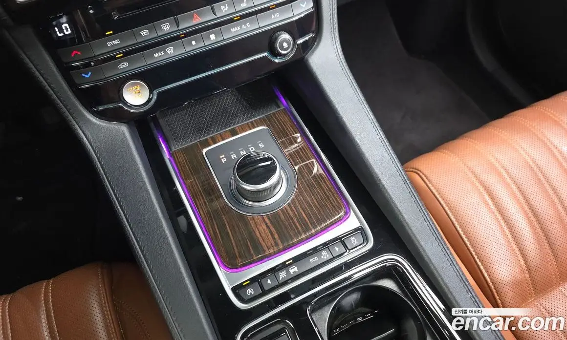 Jaguar F-Pace 2016 2.0 автомат (гидро), фото 9 Jaguar F-Pace 2016 2.0 автомат (гидро), фото 9
