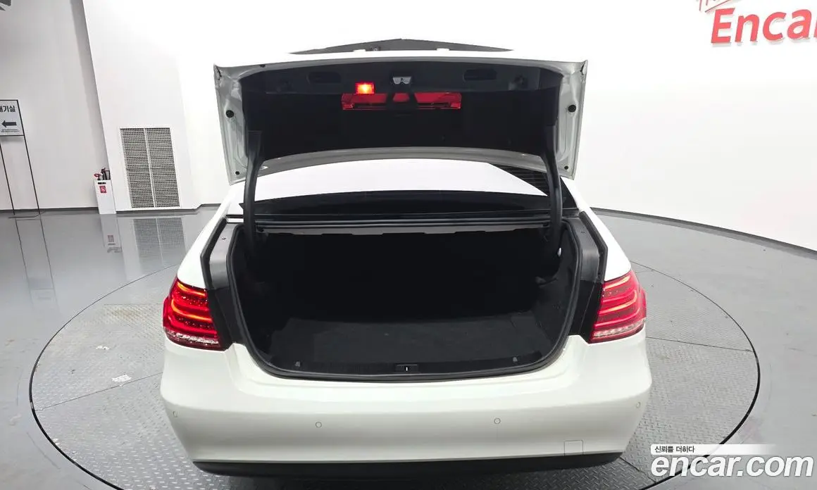 Mercedes-Benz E-Class 2014 3.5 гидро, фото 25 Mercedes-Benz E-Class 2014 3.5 гидро, фото 25