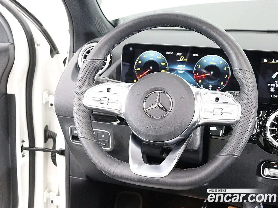 Mercedes-Benz GLA-Class 2023 2.0 гидро, фото 15