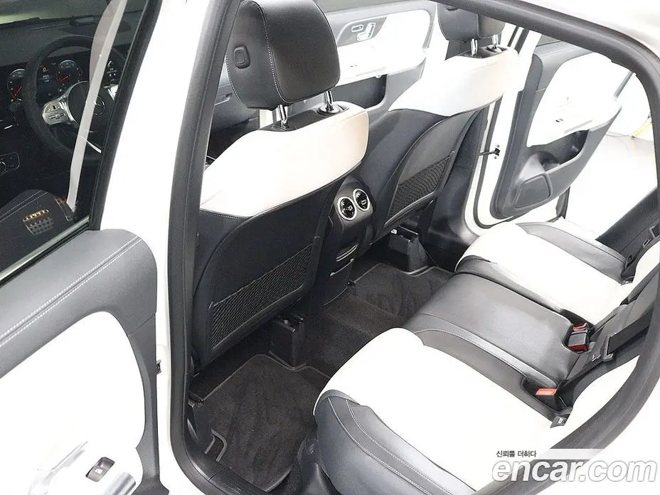 Mercedes-Benz GLA-Class 2023 2.0 гидро, фото 16