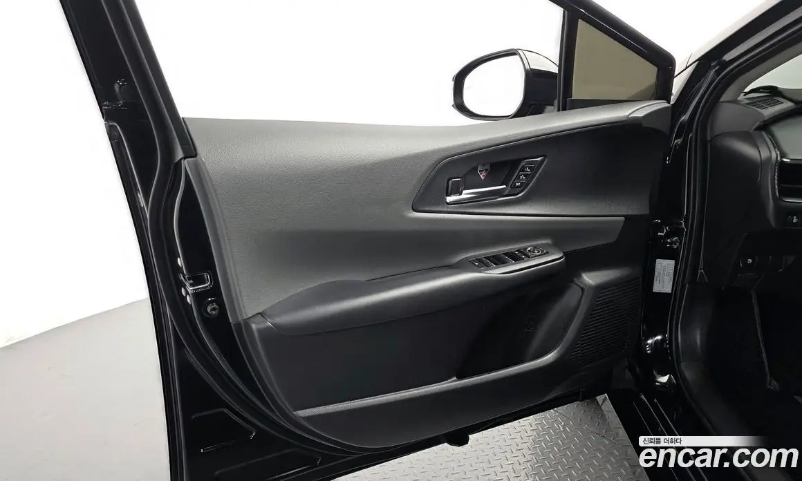 Toyota Prius 2025 2.0 автомат (гидро), фото 14 Toyota Prius 2025 2.0 автомат (гидро), фото 14