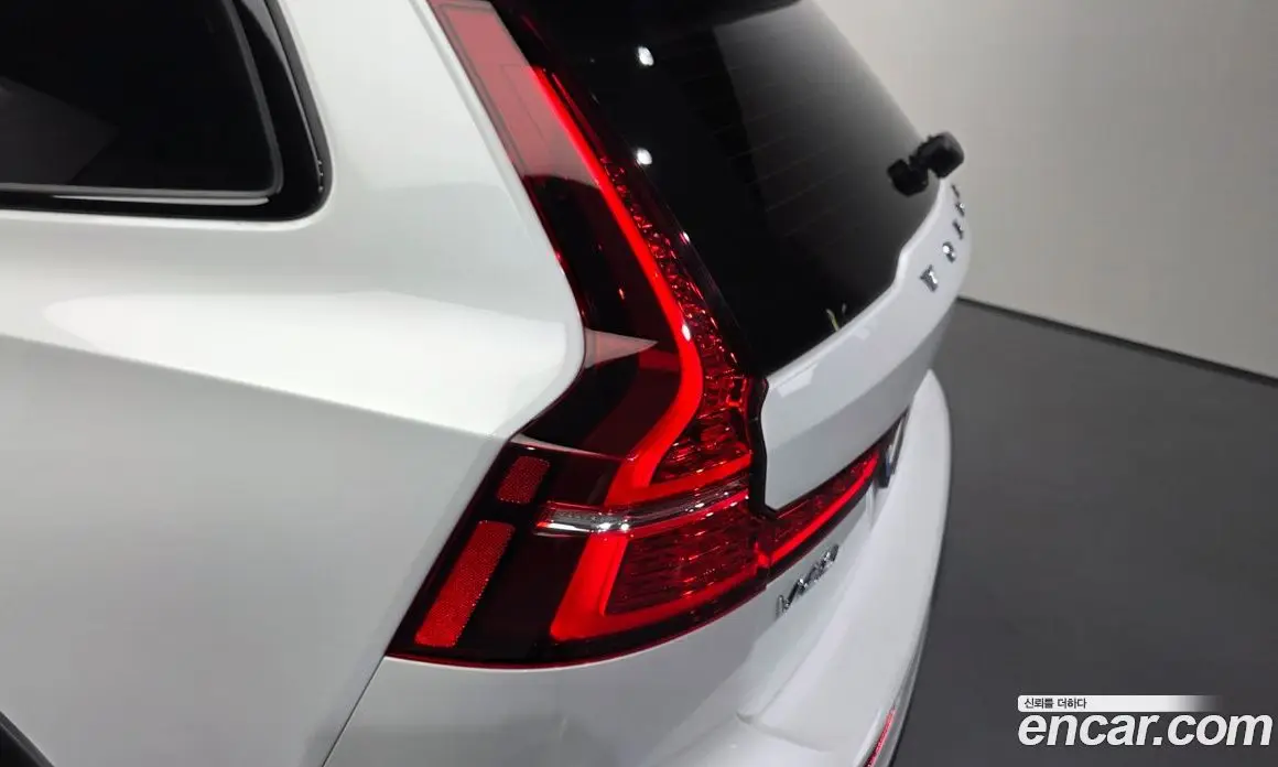 Volvo V60 2023 2.0 автомат (гидро), фото 9