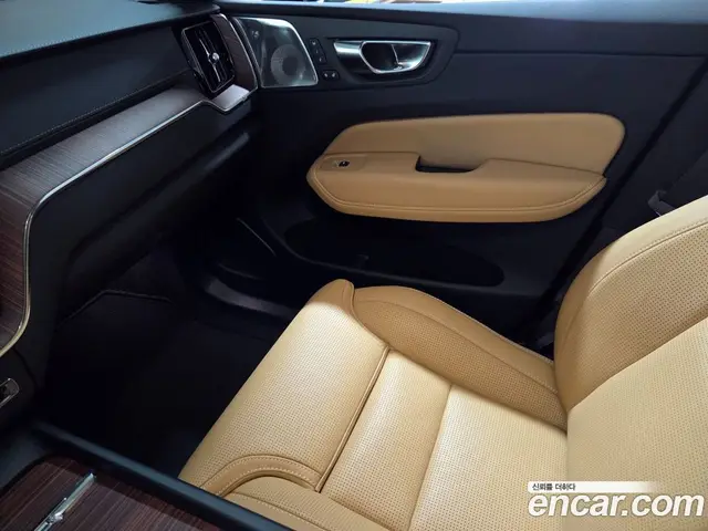Volvo XC60 2025 2.0 автомат (гидро), миниатюра 12