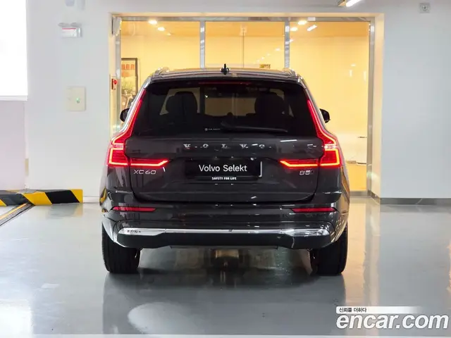 Volvo XC60 2025 2.0 автомат (гидро), миниатюра 4