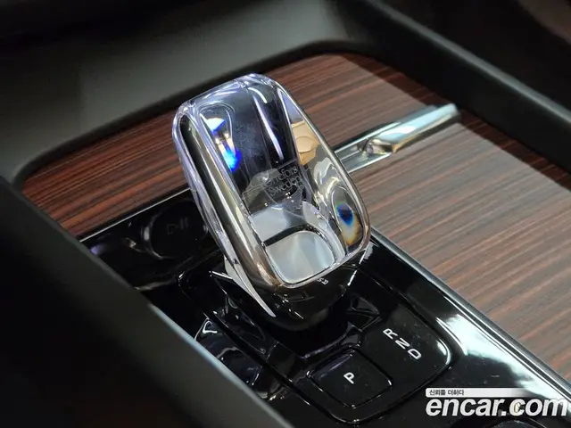 Volvo XC60 2025 2.0 автомат (гидро), миниатюра 9