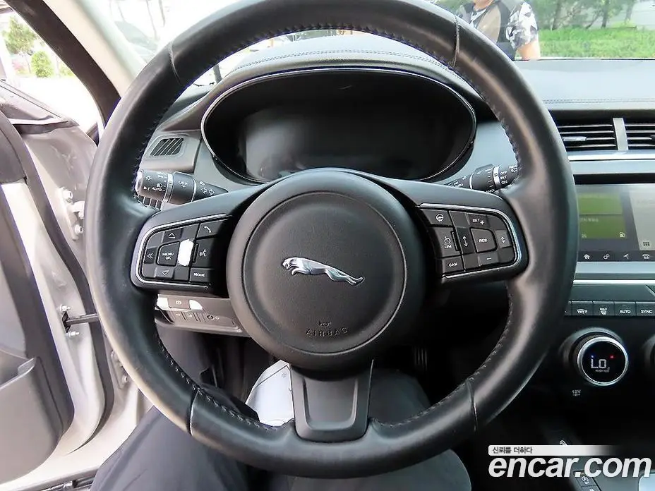 Jaguar E-Pace 2018 2.0 автомат (гидро), фото 8 Jaguar E-Pace 2018 2.0 автомат (гидро), фото 8