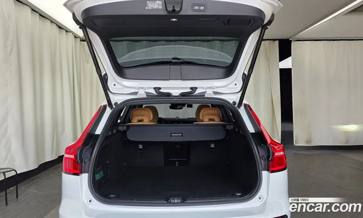 Volvo V60 2021 2.0 автомат (гидро), фото 26