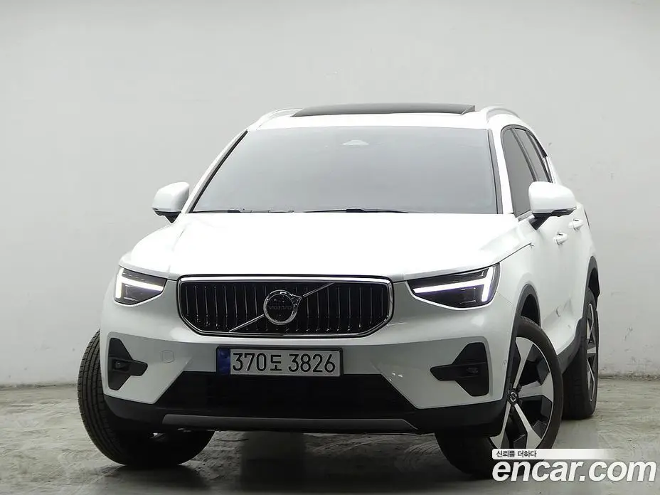 Volvo XC40 2024 2.0 автомат (гидро), фото 3
