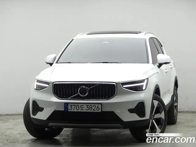 Volvo XC40 2024 2.0 автомат (гидро), миниатюра 3