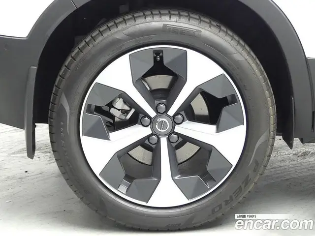 Volvo XC40 2024 2.0 автомат (гидро), миниатюра 5
